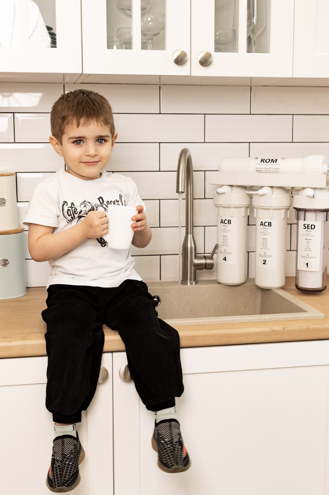 Filac photo of a child and filtration system in a kitchen