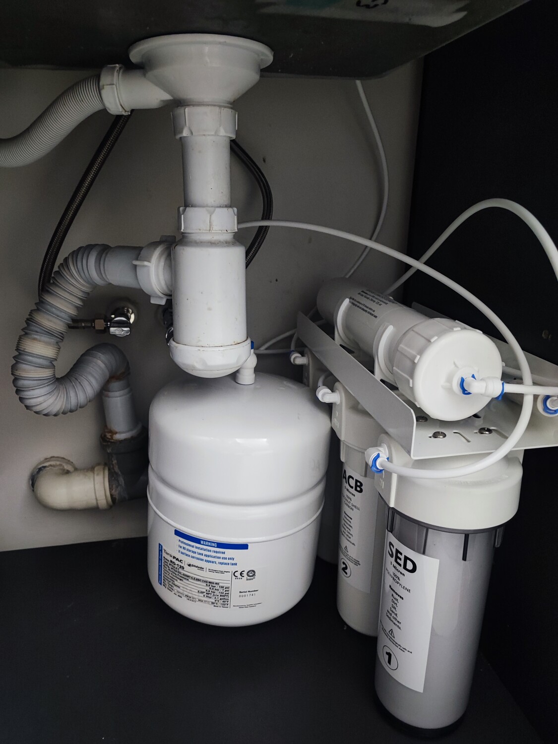 Compact installation in a small kitchen